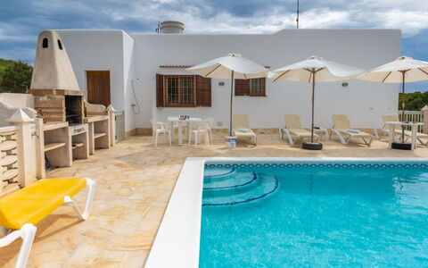 Can Pep Jaume: L'Eau, Nuage, Ciel, Propriété, Piscine, Bleu Azur, Ombre, Mobilier De Jardin, Balancelle, Chaise