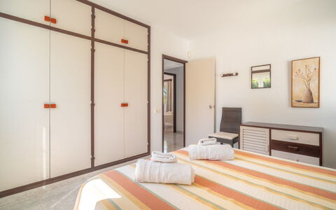 Anromi: Design Intérieur, Meubles, Sol, Sol, Bois, Pièce, Chambre, Plafond, Lit, Appartement
