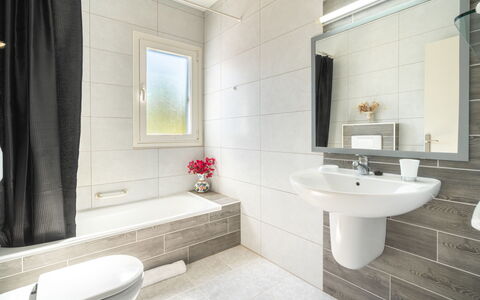 Anromi: Salle De Bains, Sol, Design Intérieur, Sol, Luminaire Plomberie, Toilette, Évier, Lavabo, Plomberie, Robinet