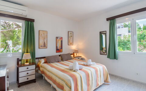 Anromi: Chambre, Meubles, Pièce, Propriété, Lit, Drap De Lit, Design Intérieur, Plafond, Cadre De Lit, Literie