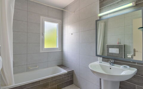 Anromi: Salle De Bains, Propriété, Pièce, Tuile, Design Intérieur, Architecture, Mur, Sol, Immobilier, Luminaire Plomberie