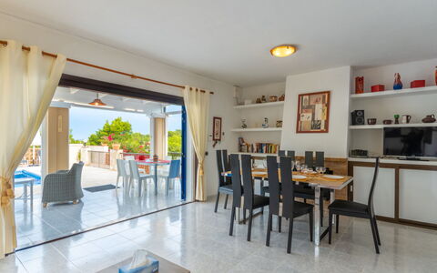Anromi: Propriété, Pièce, Bâtiment, Design Intérieur, Maison, Meubles, Immobilier, Sol, Plafond, Table