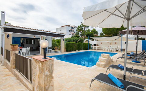 Anromi: Ciel, L'Eau, Nuage, Piscine, Bâtiment, Plante, Ombre, Mobilier De Jardin, Chaise, Loisir