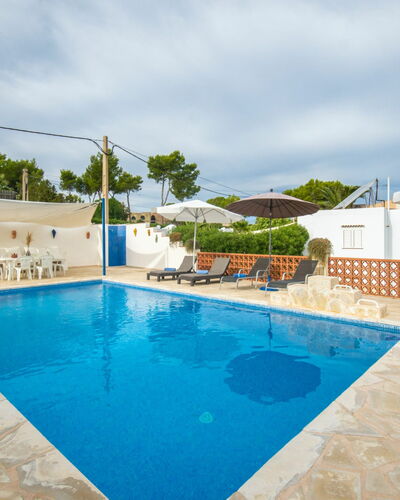 Anromi: L'Eau, Ciel, Nuage, Plante, Piscine, Chaise, Bâtiment, Bleu Azur, Arbre, Ombre