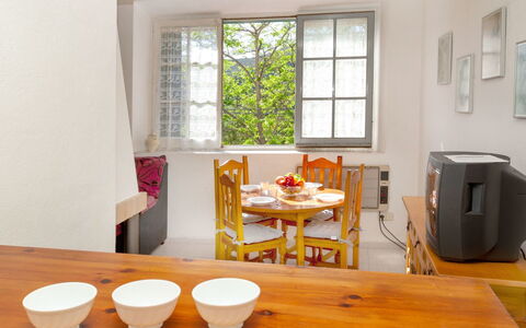 La Rectoria: Meubles, Table, Propriété, Fenêtre, Chaise, Bois, Design Intérieur, Vaisselle, Bâtiment, Cadre