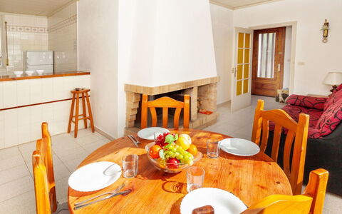 La Rectoria: Table, Vaisselle, Meubles, Propriété, Chaise, Bois, Orange, Design Intérieur, Table Cuisine Et Salle A Manger, Sol