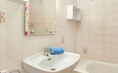 La Rectoria: Robinet, Luminaire Plomberie, Miroir, Lavabo, Évier, Propriété, Photographier, Salle De Bains, Lumière, Violet