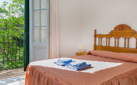 La Rectoria: Propriété, Meubles, Bleu Azur, Bâtiment, Textile, Bois, Confort, Fenêtre, Design Intérieur, Sol