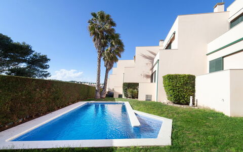 Empuries Beach: Plante, L'Eau, Ciel, Bâtiment, Piscine, Fenêtre, Arbre, Rectangle, Loisir, Herbe