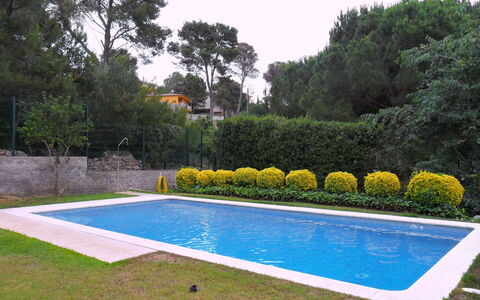 Escorxador: L'Eau, Plante, Propriété, Ciel, Piscine, Bleu Azur, Rectangle, Arbre, Architecture, Herbe