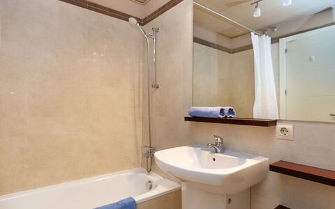 Jardins Sa Boadella: Robinet, Luminaire Plomberie, Propriété, Évier, Miroir, Salle De Bains, Lavabo, Architecture, Baignoire