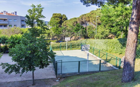 Jardins Sa Boadella: Plante, Ciel, Nuage, Ombre, Arbre, Lot Terre, Clôture, Fenêtre, Bâtiment, Herbe
