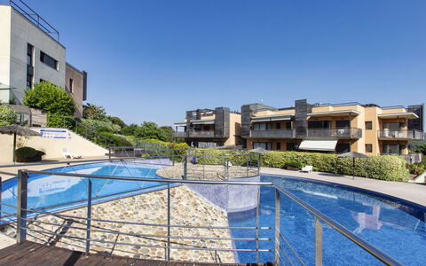 Jardins Sa Boadella: L'Eau, Ciel, Jour, Bâtiment, Bleu Azur, Piscine, Fenêtre, Plante, Design Urbain, Ombre
