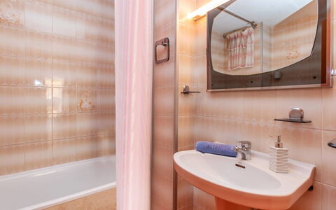 Edificio Garcomar i: Salle De Bains, Luminaire Plomberie, Mur, Design Intérieur, Sol, Lavabo, Sol, Plomberie, Robinet, Évier