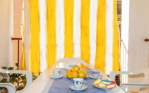 Edificio Garcomar i: Jaune, Textile, Meubles, Linge, Rideau, Chaise, Couvre-Fenêtres, Traitement De Fenetre, Piscine, Mobilier De Jardin