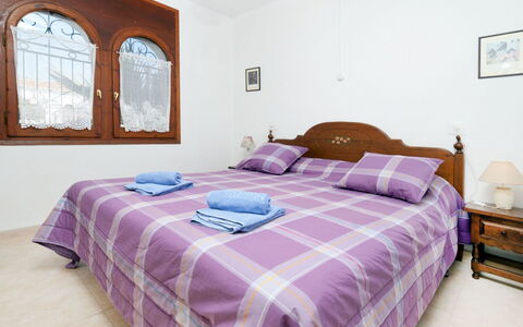 Rustical Mont Roig: Chambre, Lit, Drap De Lit, Meubles, Pièce, Propriété, Cadre De Lit, Literie, Violet, Design Intérieur
