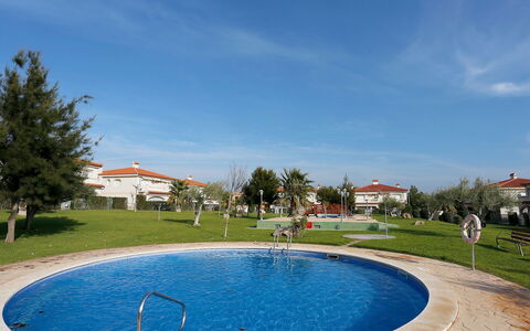Jalisco de Los Monteros: Piscine, Propriété, L'Eau, Immobilier, Zone Résidentielle, Ciel, Loisir, Maison, Vacances, Herbe