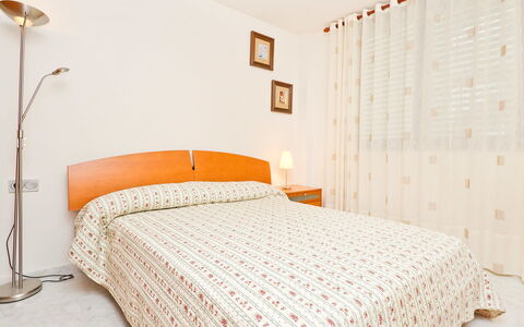 Edificio Nautic: Chambre, Lit, Drap De Lit, Meubles, Literie, Pièce, Propriété, Cadre De Lit, Mur, Orange