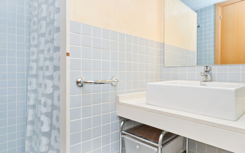 Edificio Nautic: Salle De Bains, Tuile, Propriété, Pièce, Robinet, Mur, Design Intérieur, Architecture, Sol, Immobilier