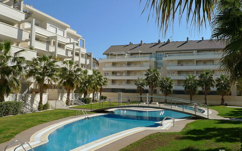 Dénia 170: L'Eau, Plante, Bâtiment, Ciel, Jour, Fenêtre, Bleu Azur, Piscine, Arbre, Architecture