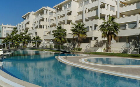 Dénia 170: L'Eau, Bâtiment, Propriété, Plante, Ciel, Fenêtre, Bleu Azur, Bleu, Arbre, Plan D'Eau