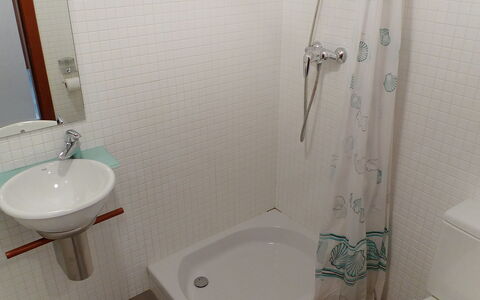 Dénia 170: Salle De Bains, Propriété, Toilette, Luminaire Plomberie, Pièce, Mur, Accessoire Salle De Bain, Robinet, Lavabo, Siège De Toilette