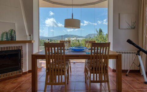 Osa Menor: Pièce, Meubles, Sol, Salle À Manger, Propriété, Design Intérieur, Table, Plafond, Dur, Bâtiment