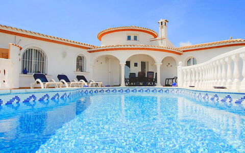 Villa Ma-Nita: L'Eau, Ciel, Propriété, Piscine, Bleu Azur, Aqua, Loisir, Immobilier