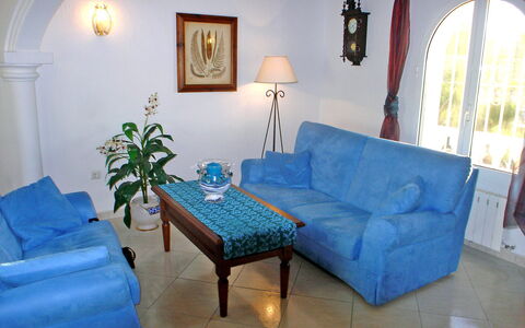 Villa Ma-Nita: Pièce, Meubles, Propriété, Bleu, Salon, Bleu Majorelle, Design Intérieur, Sol, Bâtiment, Turquoise