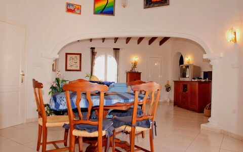 Villa Ma-Nita: Pièce, Propriété, Bâtiment, Design Intérieur, Meubles, Maison, Immobilier, Salle À Manger, Table, Plafond