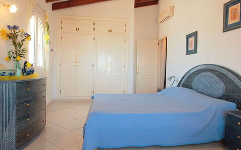 Villa Ma-Nita: Chambre, Pièce, Meubles, Propriété, Lit, Drap De Lit, Bleu, Literie, Matelas, Bâtiment