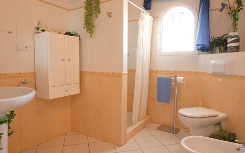 Villa Ma-Nita: Salle De Bains, Propriété, Pièce, Tuile, Luminaire Plomberie, Architecture, Immobilier, Toilette, Design Intérieur, Sol