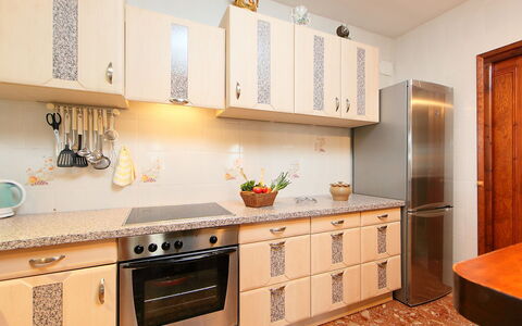 Jara: Comptoir, Pièce, Meubles, Cabinetry, Propriété, Cuisine, Design Intérieur, Tuile, Bâtiment, Sol
