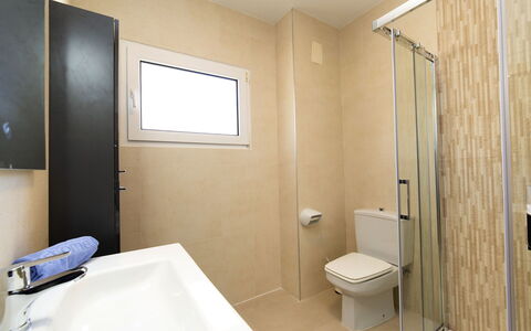 Jara: Salle De Bains, Pièce, Propriété, Mur, Luminaire Plomberie, Lavabo, Design Intérieur, Bâtiment, Sol, Architecture