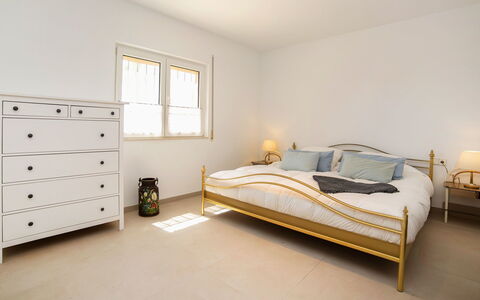 Jara: Chambre, Lit, Meubles, Pièce, Drap De Lit, Propriété, Cadre De Lit, Sol, Literie, Matelas