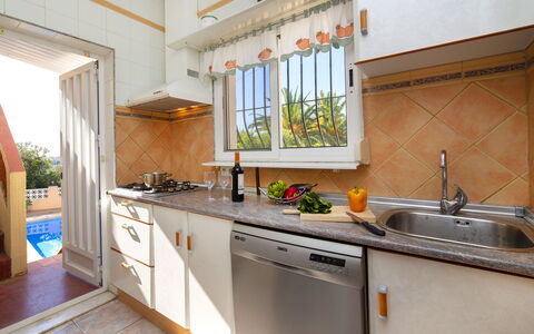 Meluca: Robinet, Evier, Évier, Cabinetry, Comptoir, Plante, Cuisine, Cuisinière, Bâtiment, Bois