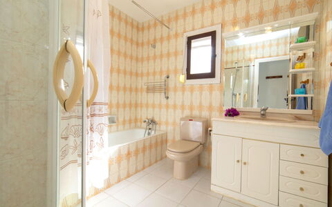 La Cigarra: Luminaire Plomberie, Armoire De Toilette, Miroir, Robinet, Cabinetry, Siège De Toilette, Lavabo, Bâtiment, Salle De Bains, Bois