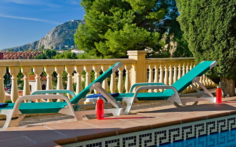Raquel: Ciel, Arbre, Bois, Mobilier De Jardin, Balancelle, Herbe, Plante, Nuage, Piscine, Loisir