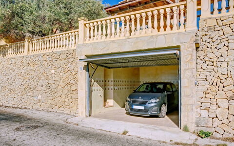Raquel: Voiture, Roue, Propriété, Véhicule, Bâtiment, Plante, Véhicule À Moteur, Conception Automobile, Surface De La Route
