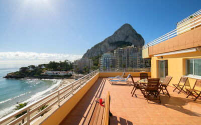 Calpe Calp 178: L'Eau, Ciel, Bâtiment, Plante, Nuage, Propriété, Bleu Azur, Piscine, Arbre, Architecture