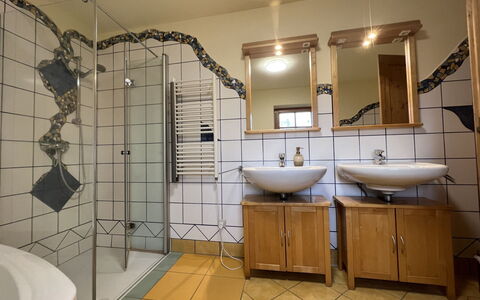 Haus Fries: Design Intérieur, Luminaire Plomberie, Sol, Salle De Bains, Sol, Lavabo, Robinet, Plomberie, Évier, Éclairage