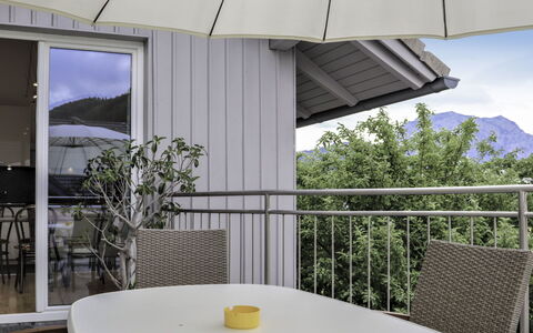 Bammer: Table, Propriété, Jour, Meubles, Ombre, Bâtiment, Ciel, Chaise, Plante, Design Intérieur