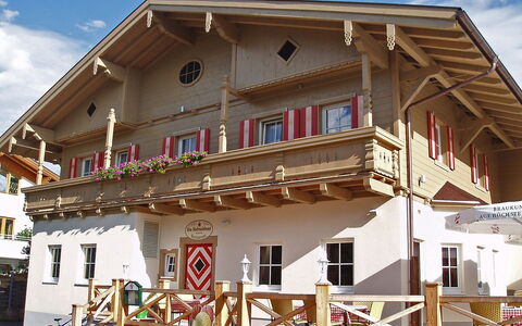 Altenmarkt im Pongau 300: Bâtiment, Ciel, Fenêtre, Nuage, Maison, Architecture, Bois, Chalet, Siding, Zone Résidentielle