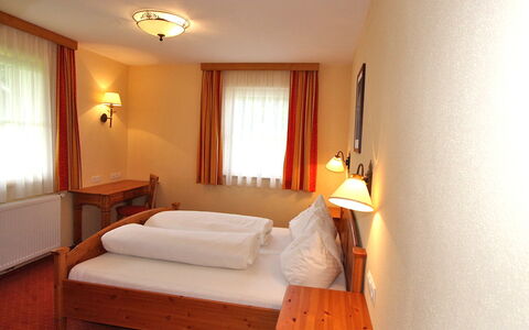 Altenmarkt im Pongau 300: Chambre, Lit, Pièce, Meubles, Propriété, Drap De Lit, Cadre De Lit, Matelas, Design Intérieur, Literie