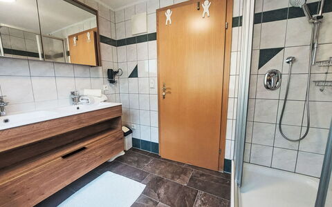 Haus Toferer: Luminaire Plomberie, Sol, Sol, Design Intérieur, Plomberie, Salle De Bains, Pièce, Robinet, Lavabo, Évier