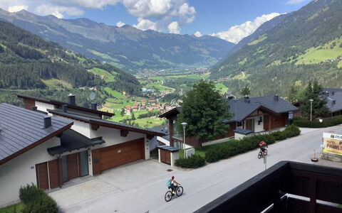 Martini: Nuage, Ciel, Vélo, Plante, Bâtiment, Propriété, Montagne, Fenêtre, Montagnes
