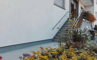 Bad Gastein 750: Plante, Fleur, Bâtiment, Fenêtre, Propriété, Escaliers, Feuille, Jaune, Porte, Mur