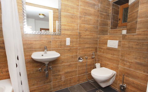 Dr.steiner: Salle De Bains, Propriété, Pièce, Tuile, Luminaire Plomberie, Mur, Sol, Design Intérieur, Architecture, Accessoire Salle De Bain