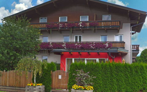 Zell am See 320: Nuage, Ciel, Plante, Propriété, Bâtiment, Fenêtre, Lot Terre, Chalet, Design Urbain, Maison