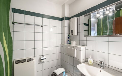 Point: Miroir, Robinet, Luminaire Plomberie, Évier, Bâtiment, Propriété, Lavabo, Vert, Salle De Bains, Design Intérieur